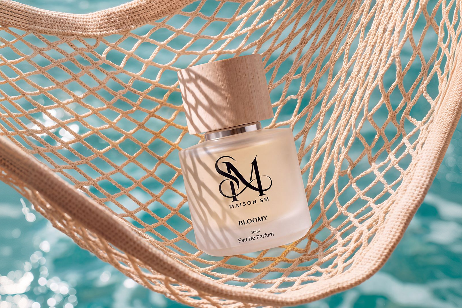 Parfum Bloomy dans un hamac au-dessus d’une eau turquoise