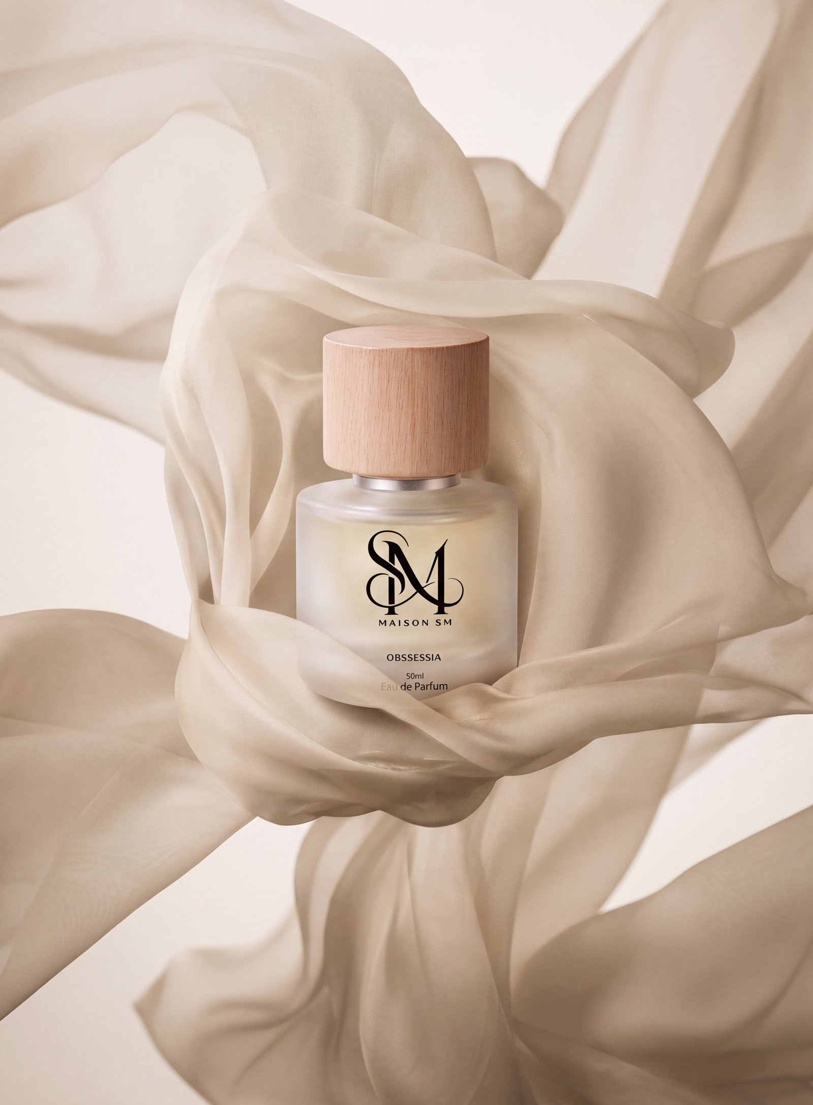 Parfum Maison SM sur un tissu ivoire